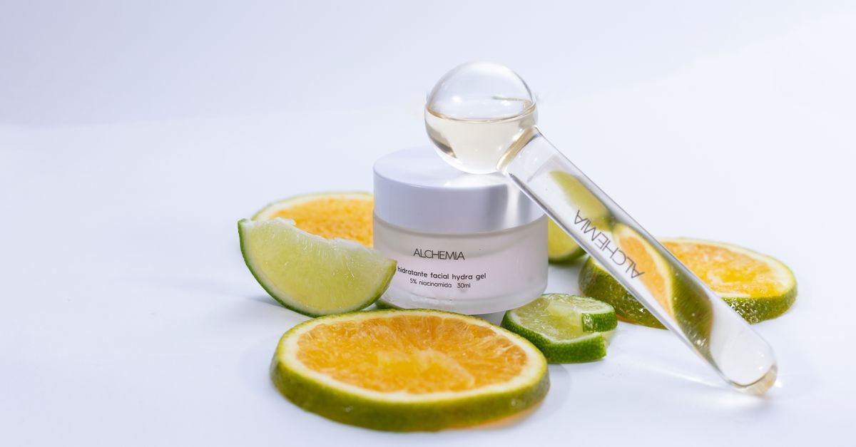 Domowe serum z witaminą C: prosty przepis na promienną cerę w 10 minut
