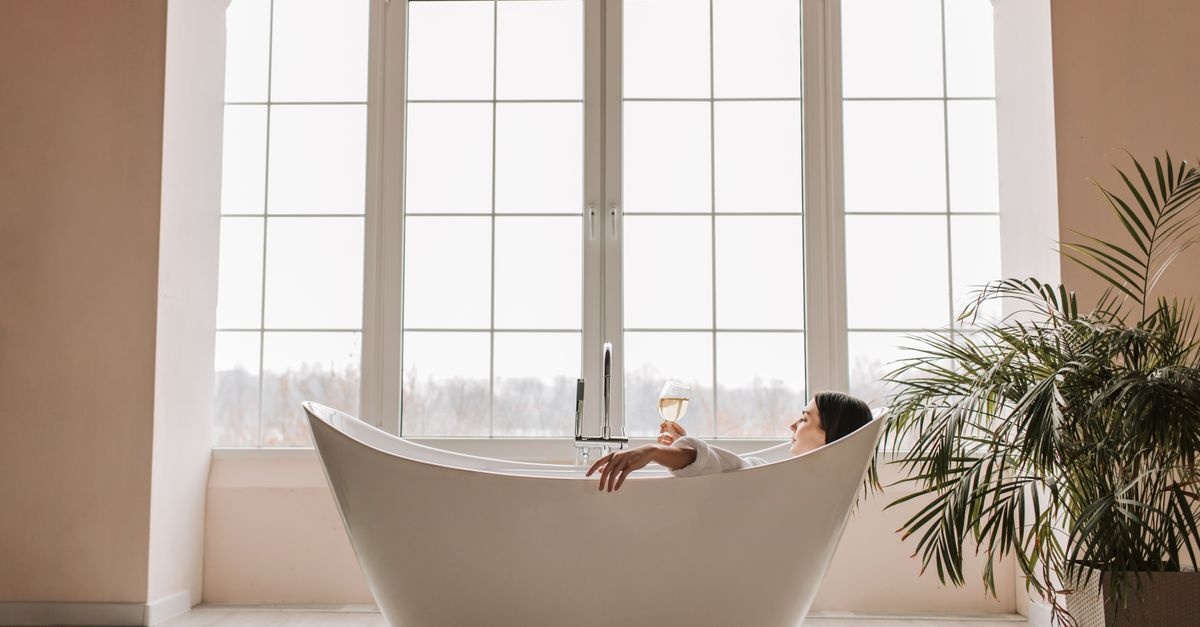 Domowe spa w wannie: przepis na pachnącą kąpiel, która wycisza ciało i umysł