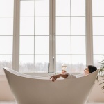 Domowe spa w wannie: przepis na pachnącą kąpiel, która wycisza ciało i umysł